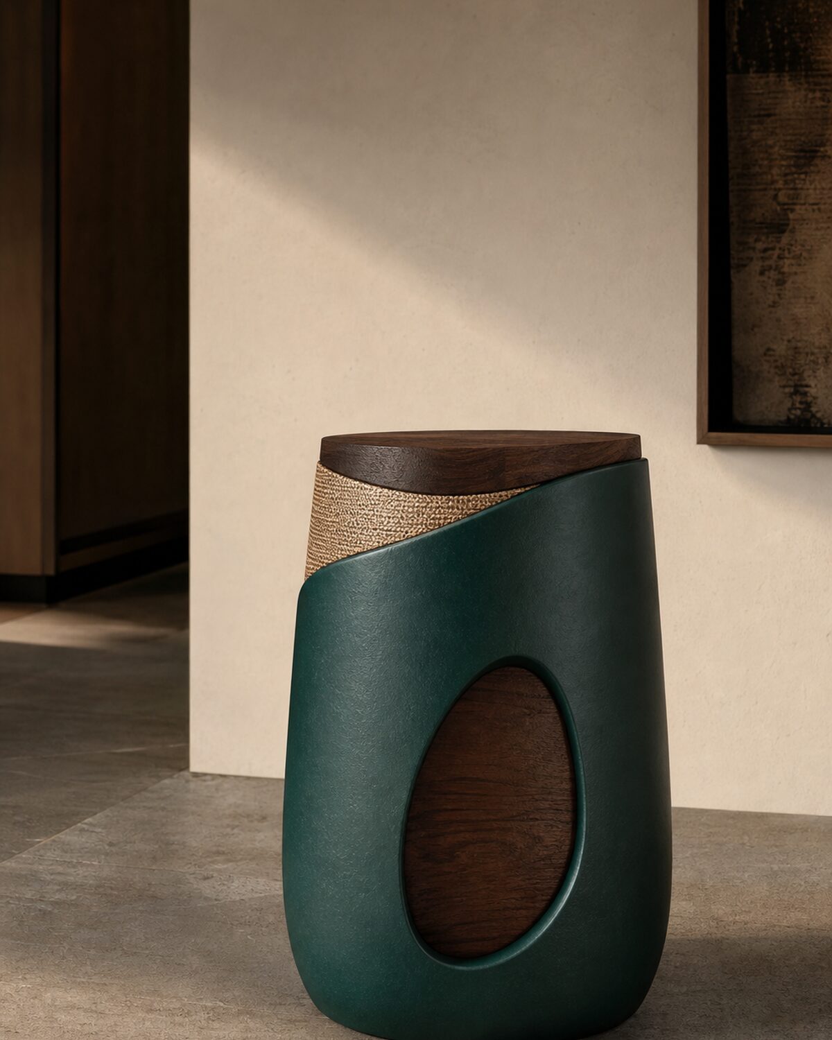 Objeto escultórico personalizado de resina verde, fibra y madera exhibido en un interior premium.