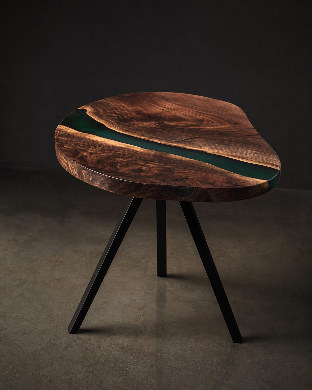 Mesa auxiliar de madera y resina ahumada fotografiada sobre un fondo editorial grafito.