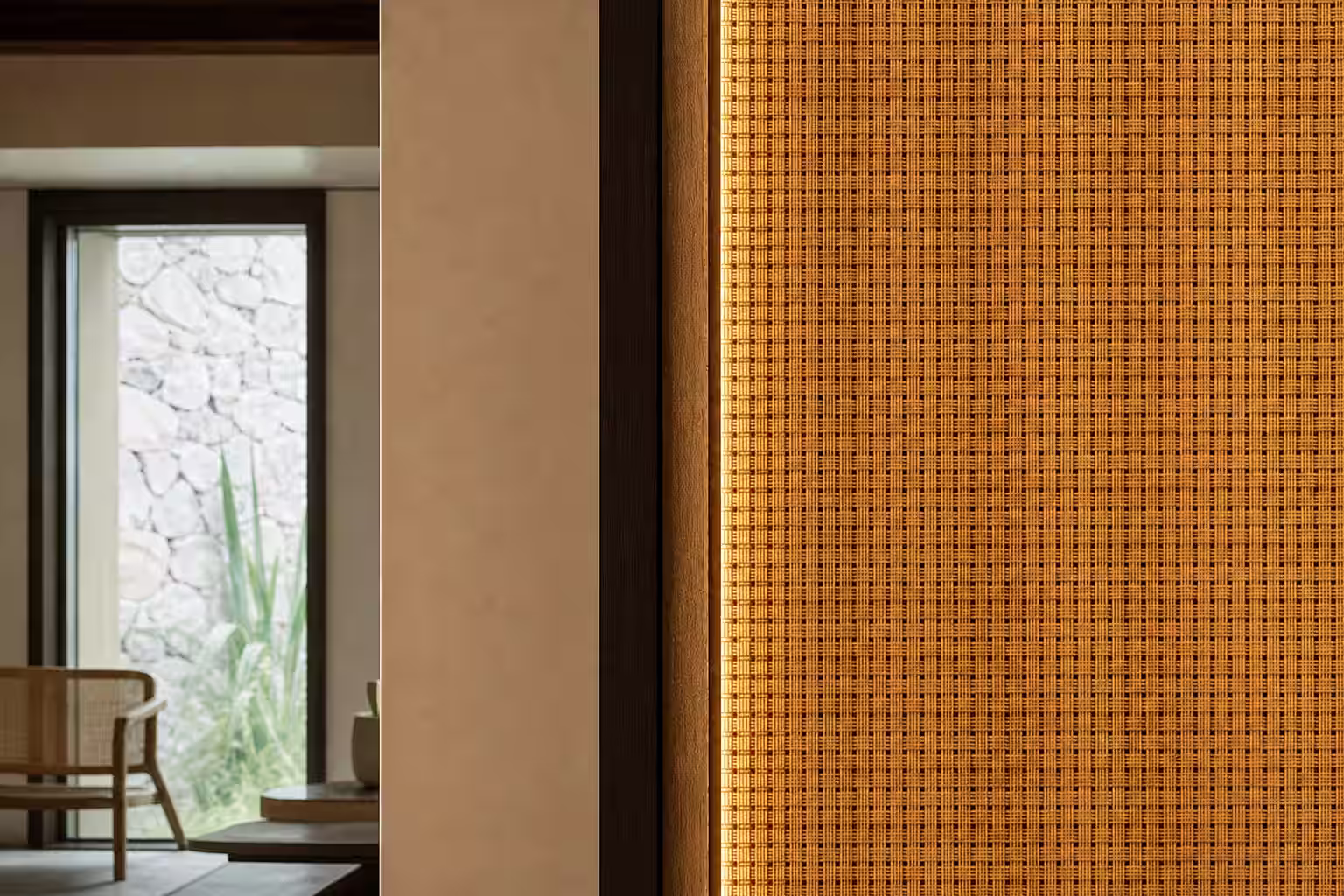 Panel arquitectónico de fibra natural con tejido uniforme en un interior contemporáneo de iluminación cálida.