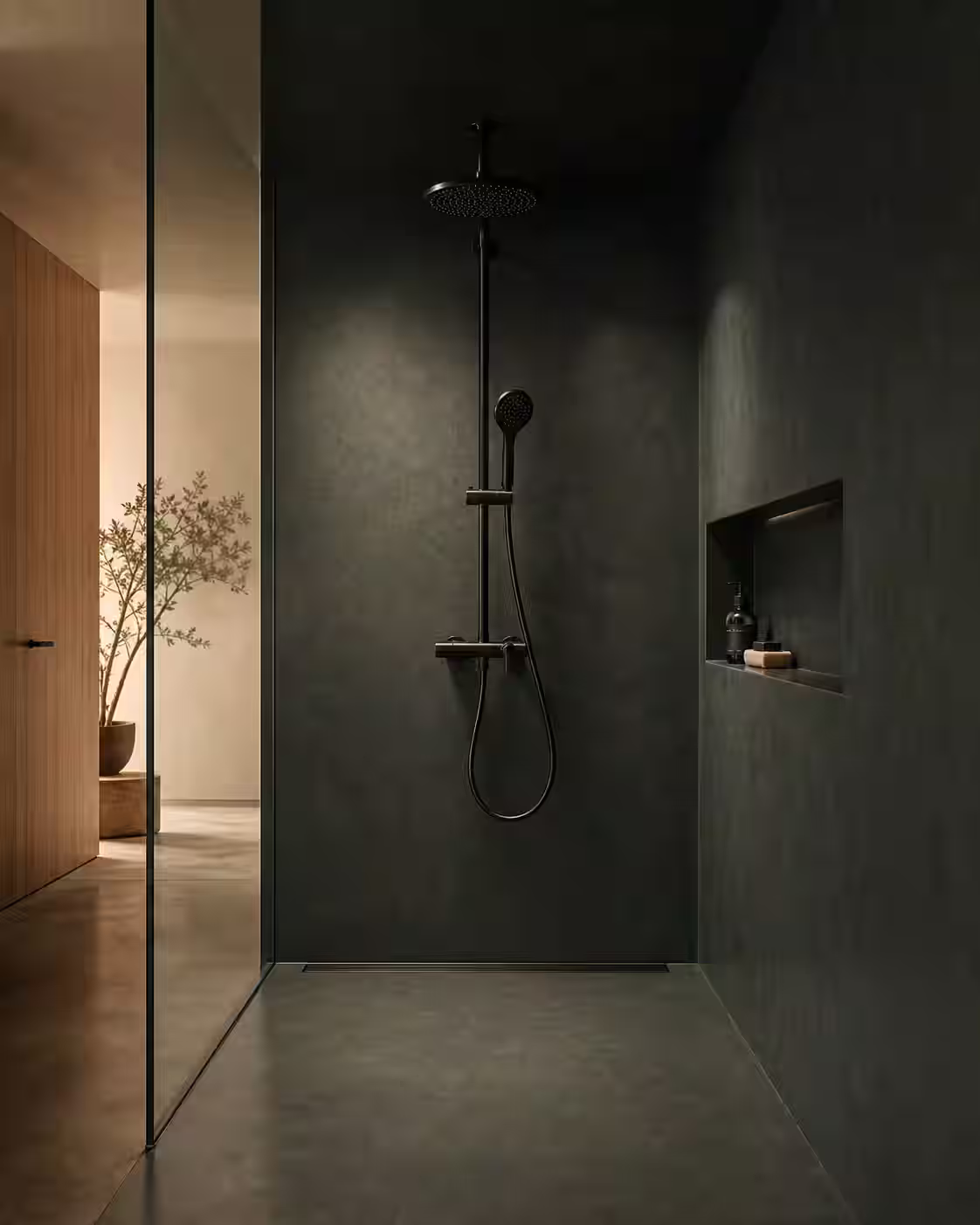 Ducha contemporánea con paredes y piso continuos de resina, nicho, drenaje lineal y grifería negra.
