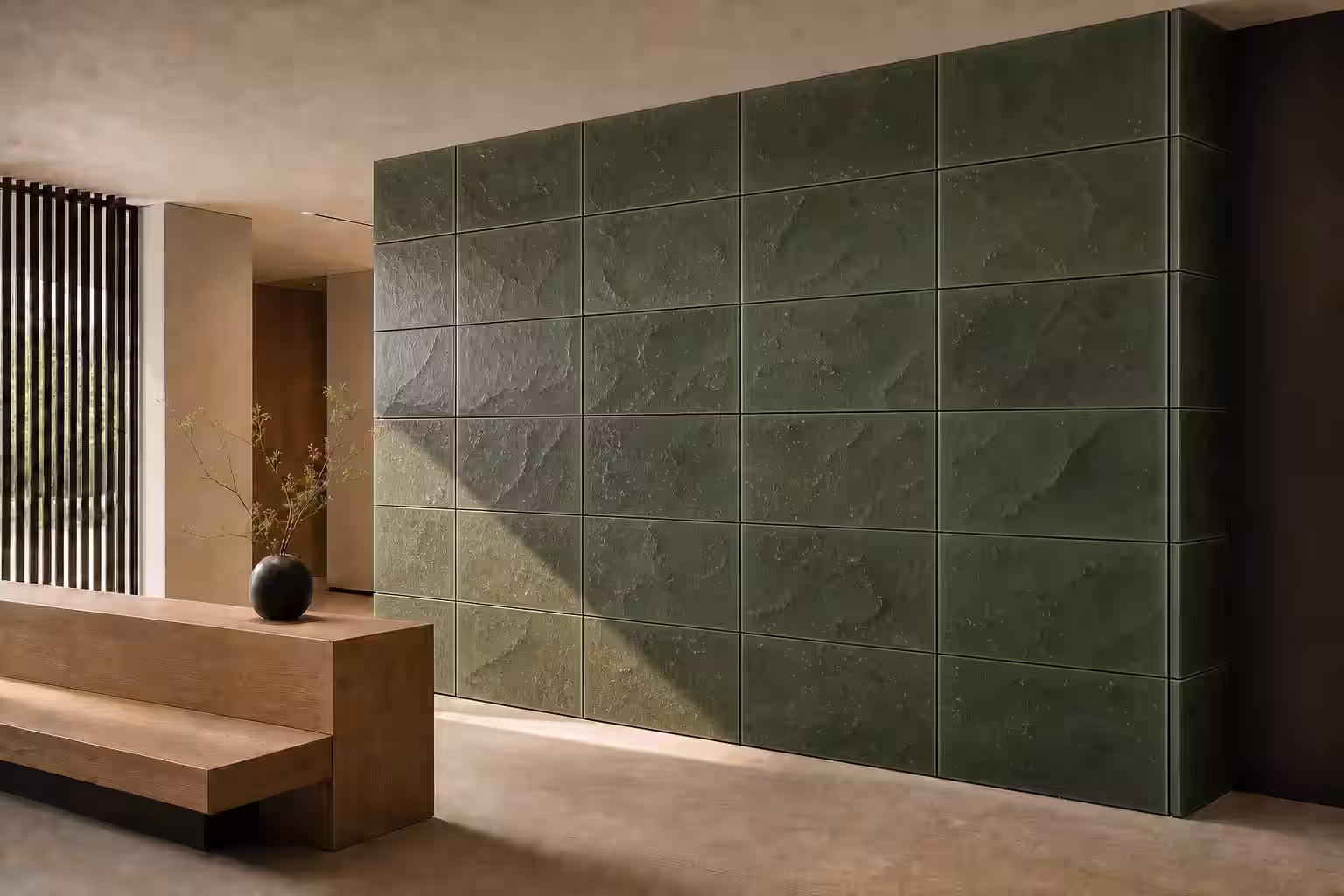 Paneles decorativos de resina con relieve pétreo sutil, juntas precisas e iluminación rasante en un lobby.