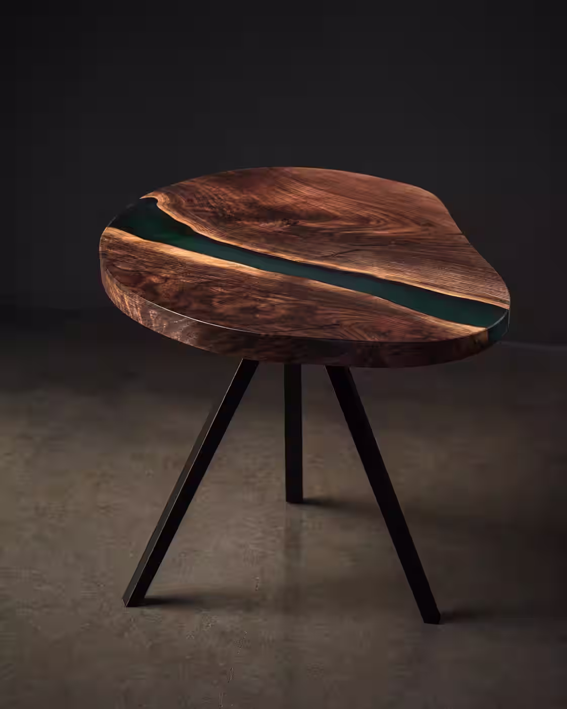 Mesa auxiliar de madera y resina ahumada fotografiada sobre un fondo editorial grafito.