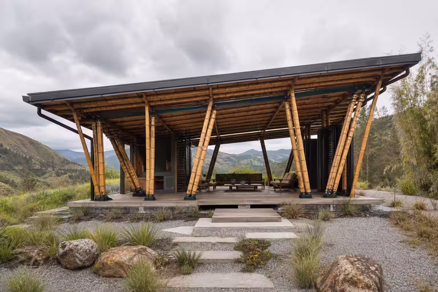 Pabellón contemporáneo de bambú tratado y uniones composite integrado en un paisaje andino de la sierra ecuatoriana.